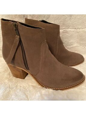 Urban Outfitters Tan Ankle Boots. Size 7.5 Side Zip with Tassel.Suede New